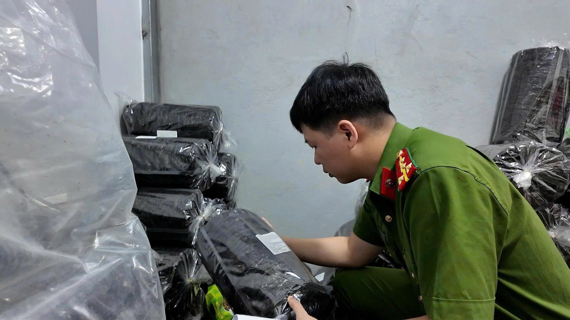 Cơ quan Công an thu giữ hơn 7.000 sản phẩm rong biển giả tại Công ty TNHH sản xuất và thương mại DANA FOOD. Ảnh: Công an cung