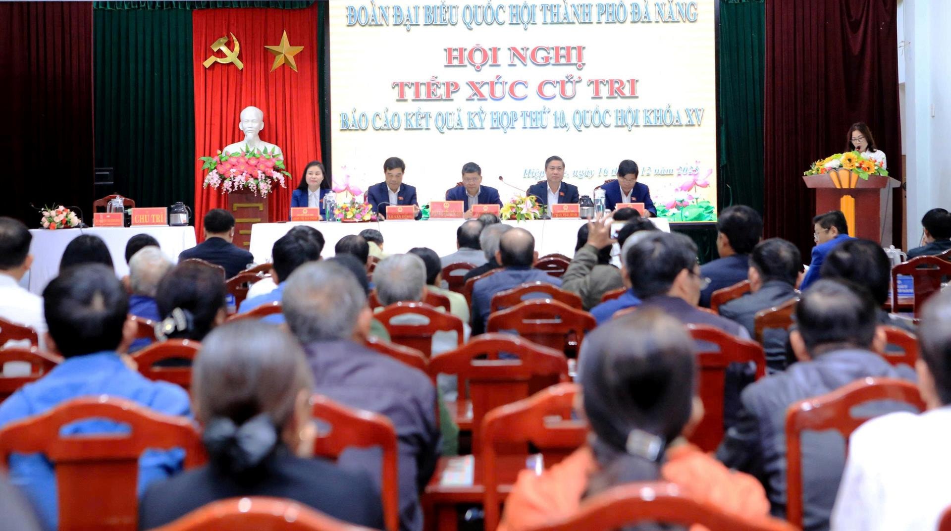 Đại biểu Quốc hội thành phố Đà Nẵng tiếp xúc cử tri xã Hiệp Đức sau Kỳ họp thứ 10 của Quốc hội khóa XV (nhiệm kỳ 2021 - 2026). Ảnh: P.V