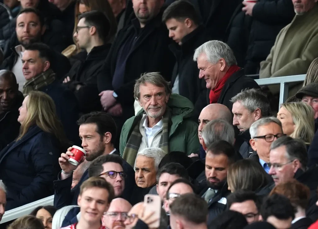 Sự va chạm giữa tư duy tài chính hóa và bản sắc cộng đồng tại sân vận động Old Trafford.