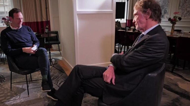 Sir Jim Ratcliffe đối mặt với áp lực lớn từ truyền thông.