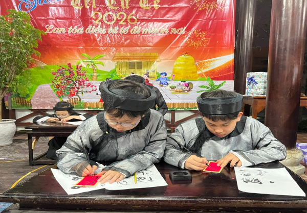 Học sinh MMOST làm Ông đồ cho chữ.