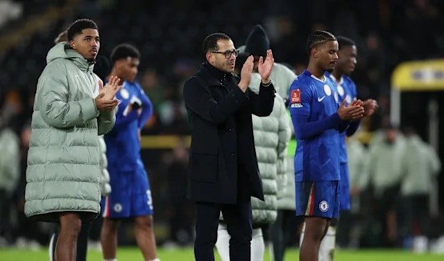 HLV Liam Rosenior ăn mừng cùng các cầu thủ Chelsea sau chiến thắng đậm đà.