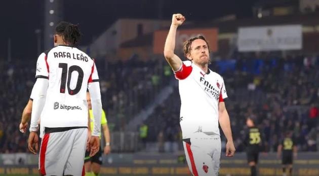 Luka Modric ăn mừng bàn thắng quyết định vào lưới Pisa