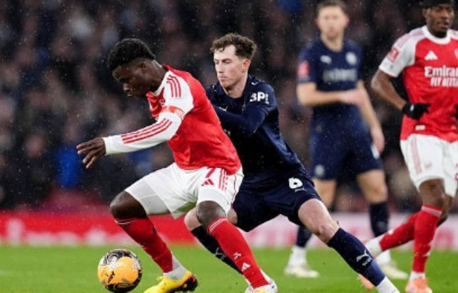 Bukayo Saka thi đấu nỗ lực dù vào sân bất ngờ