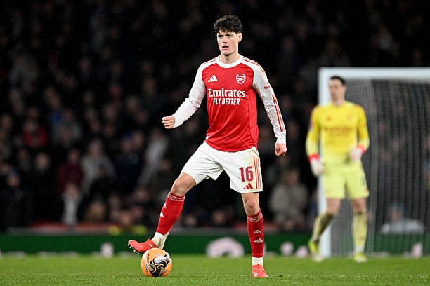 Christian Norgaard báo cáo tình hình chấn thương của Ben White cho ban huấn luyện Arsenal trong trận đấu gặp Wigan.