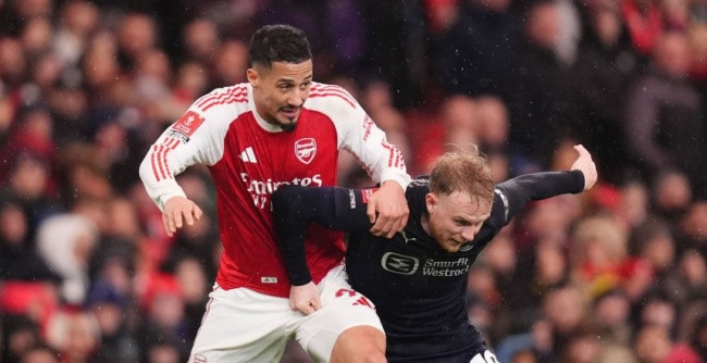 William Saliba chỉ huy hàng phòng ngự Arsenal