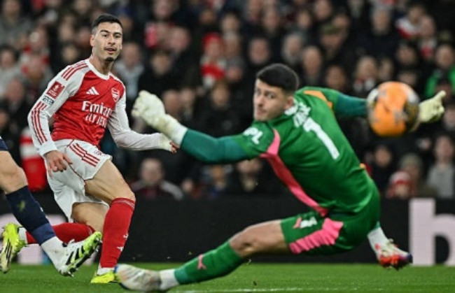 Gabriel Martinelli dứt điểm ghi bàn cho Arsenal