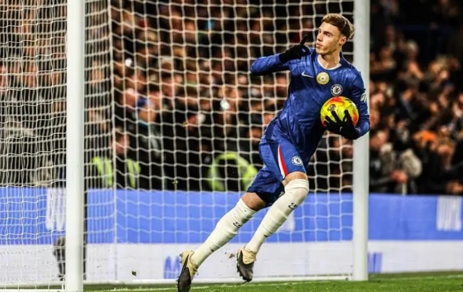 Cole Palmer chuẩn bị thực hiện cú sút phạt đền cho Chelsea tại Ngoại hạng Anh.