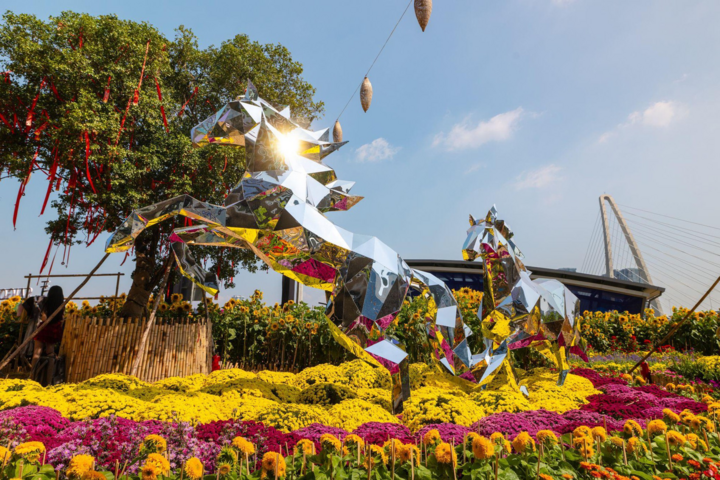 Công viên hoa bên sông Sài Gòn trang trí ấn tượng thu hút đông khách vui chơi.