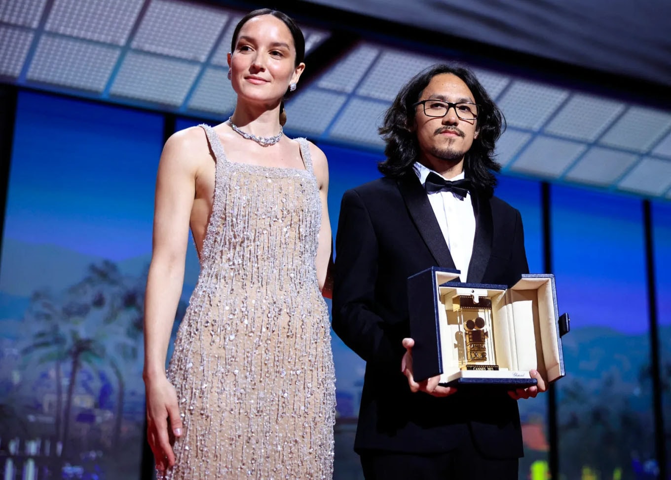 anh-1-dao-dien-pham-thien-an-nhan-giai-camera-d-or-tai-lhp-cannes-2023-cho-bo-phim-ben-trong-vo-ken-vang.jpg