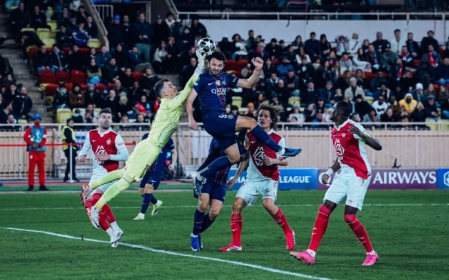 Các cầu thủ PSG ăn mừng chiến thắng đầy cảm xúc trên sân khách.