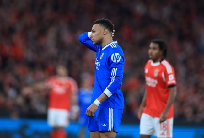 Real Madrid gặp nhiều khó khăn trong việc xuyên phá hàng thủ Benfica ở hiệp 1.