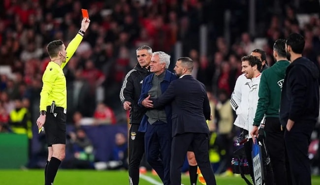 HLV Jose Mourinho nhận thẻ đỏ trực tiếp từ trọng tài.