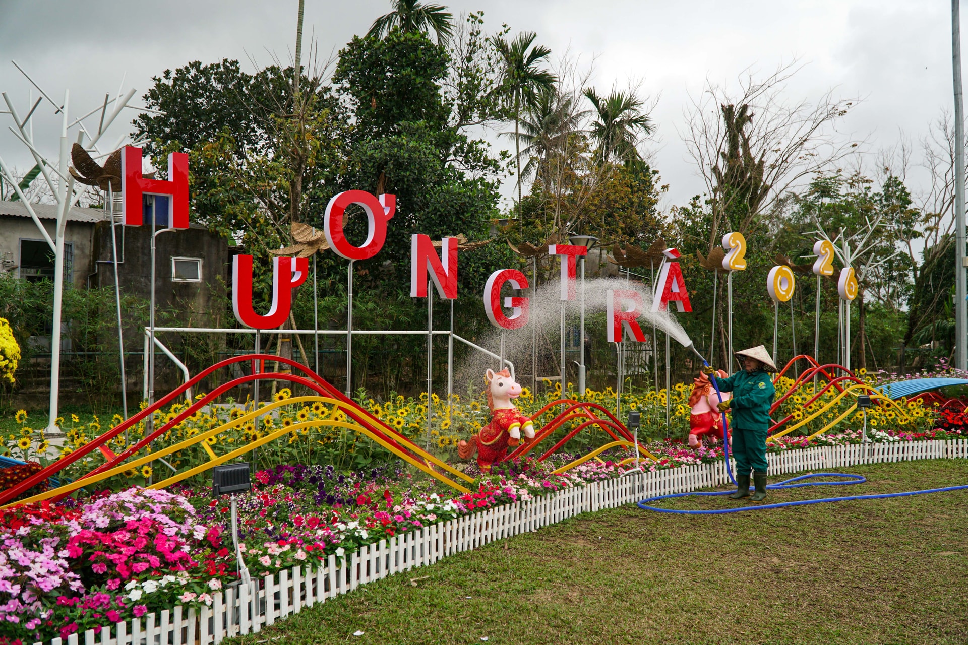 Nel quartiere di Huong Tra sono stati installati decine di giardini in miniatura. Foto di Nguyen Dien Ngoc.