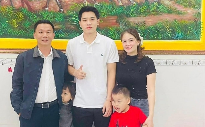 Tiền đạo Đình Bắc thực hiện các hoạt động cộng đồng tại quê nhà Nghệ An.