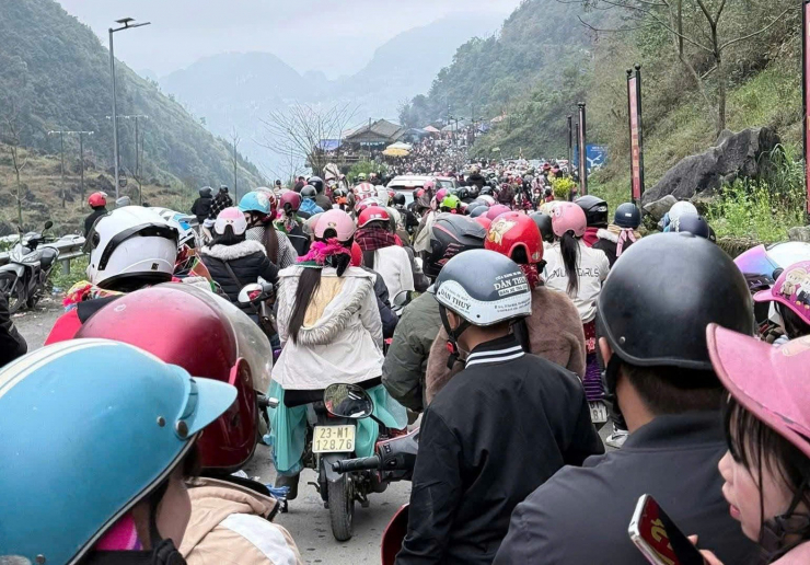 Lượng khách đổ về các tỉnh Tây Bắc cùng lúc để ngắm hoa xuân gây áp lực cho hạ tầng.