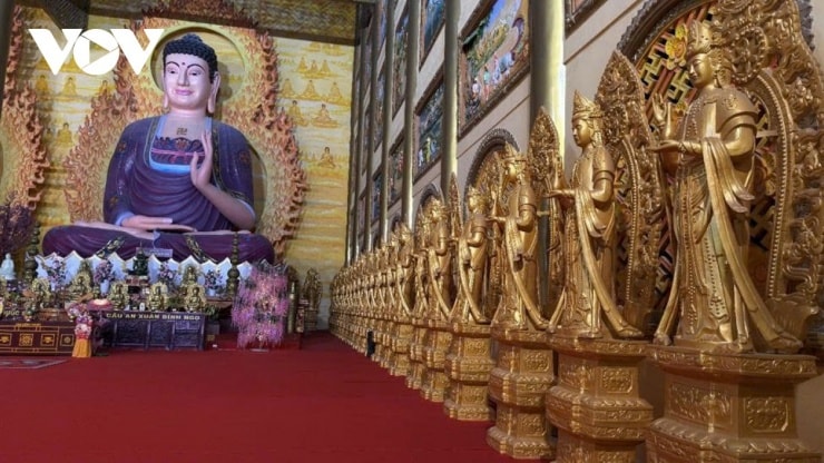 Dãy phù điêu tinh xảo kể về cuộc đời Đức Phật dọc hành lang chánh điện.