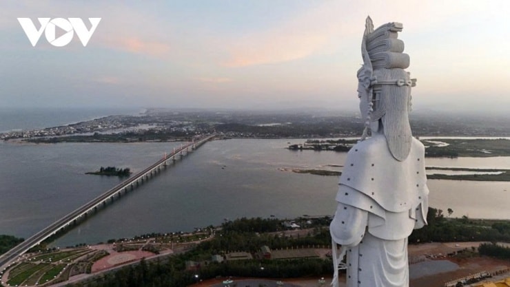 Núi Thiên Mã vươn mình ở độ cao 75m, một phần của thế chân kiềng tâm linh Tam Thiên.