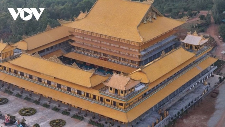 Tầm nhìn từ chùa Minh Đức hướng ra biển và các công trình trọng điểm của Quảng Ngãi.
