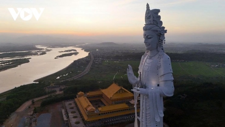 Đại tượng Quan Thế Âm cao 125m đang trong quá trình hoàn thiện, hướng mặt ra biển Đông.