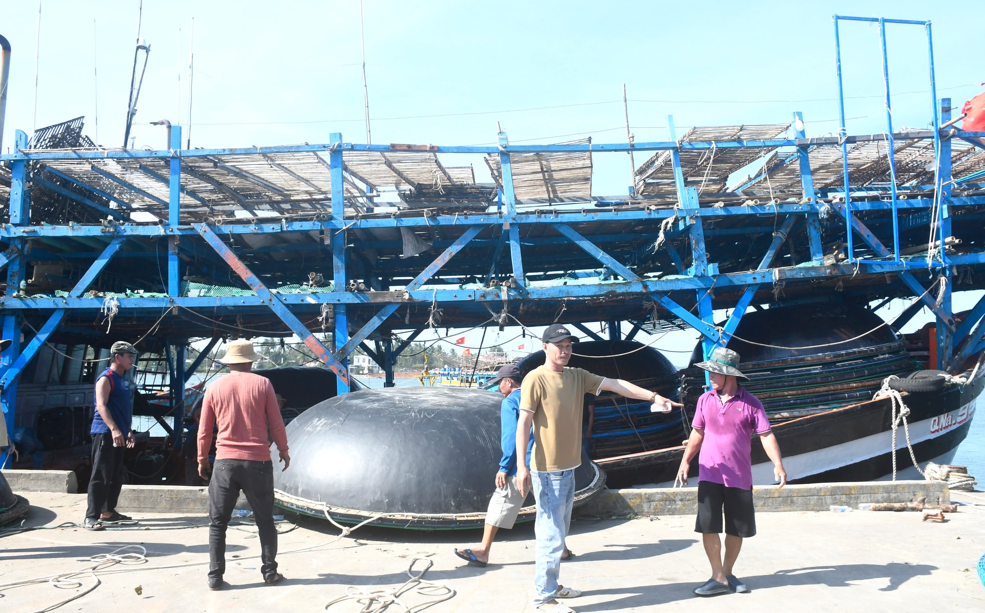 Một tàu cá của ngư dân thành phố Đà Nẵng sẵn sàng xuất cảng đi mở biển đầu năm Bính Ngọ. Ảnh: QUANG VIỆT