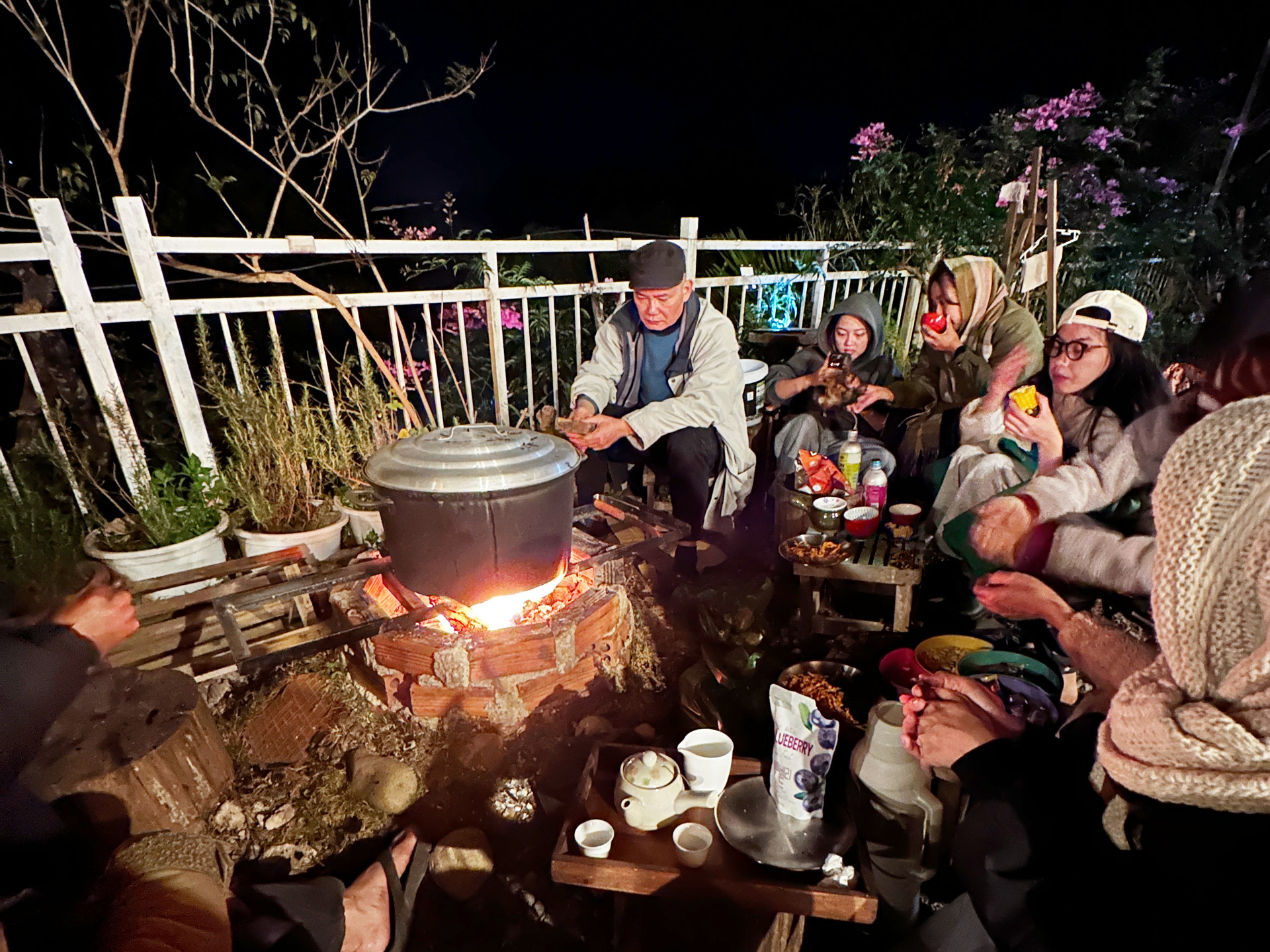 Гості, які зупинилися в сім'ях у Далаті, організували традиційний майстер-клас з випікання рисових коржів, щоб відсвяткувати Тет у ніч на 28-е число 12-го місячного місяця.