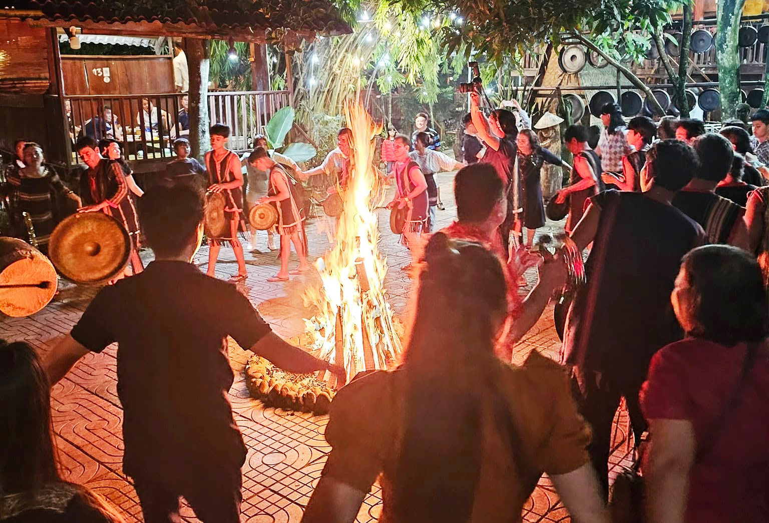 Відвідувачі та місцеві жителі спілкуються під ритм гонгів та барабанів у ресторані в Плаї, Гіа Лай.