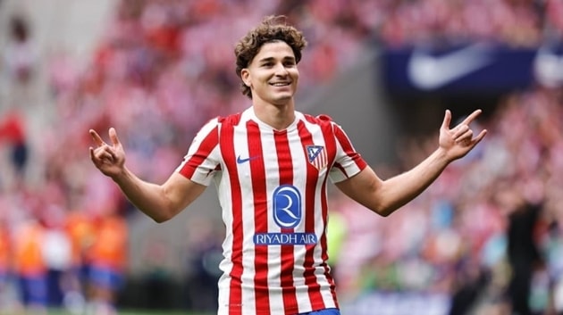 Tiền đạo Julian Alvarez có thể chia tay Atletico Madrid để tìm kiếm bến đỗ mới tại Ngoại hạng Anh.