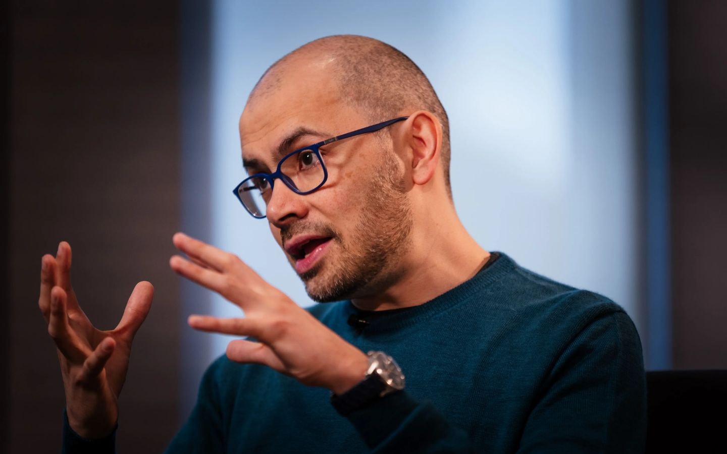 Demis Hassabis CEO Google DeepMind chia sẻ về thách thức thiếu chip nhớ AI