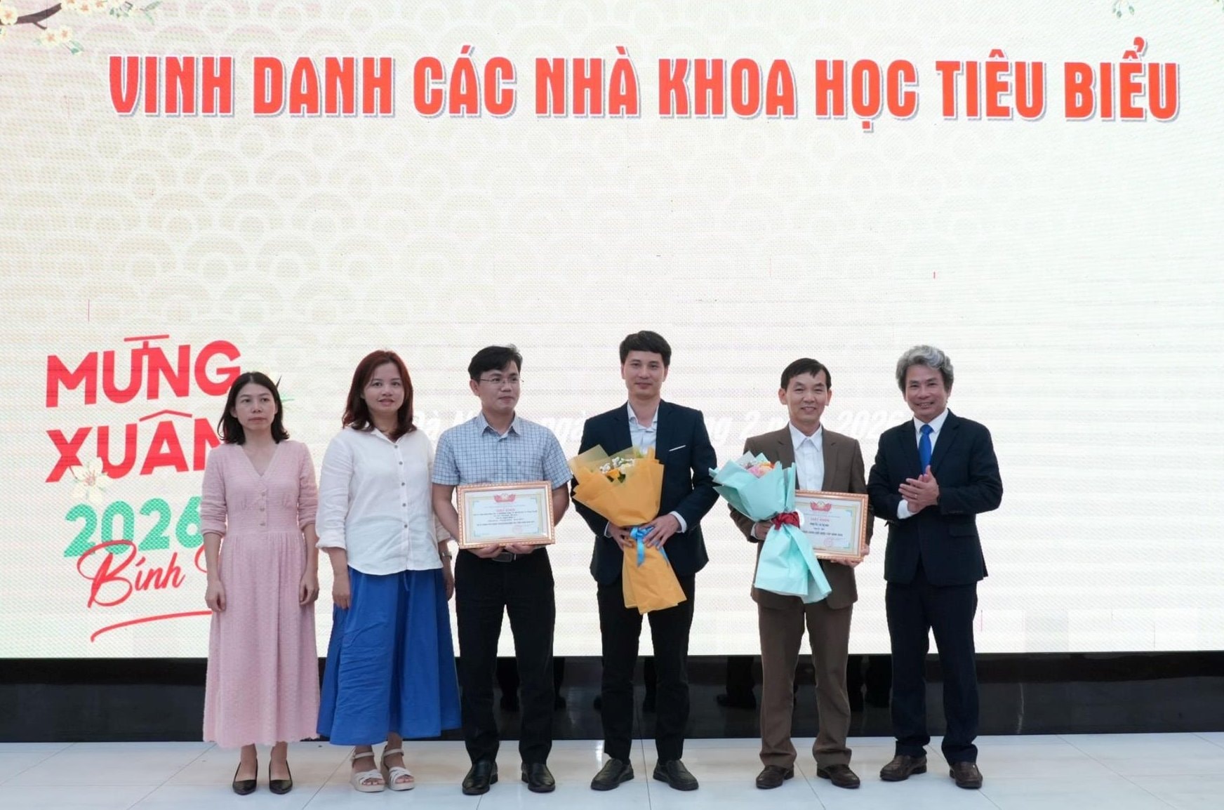 vinh-danh-nhom-khoa-hoc-1-.jpg