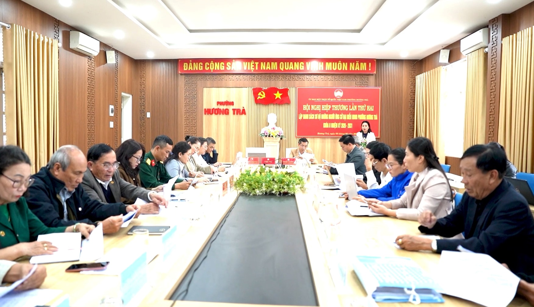 bau-cu-huong-tra.00_01_09_15.still001(1).jpg