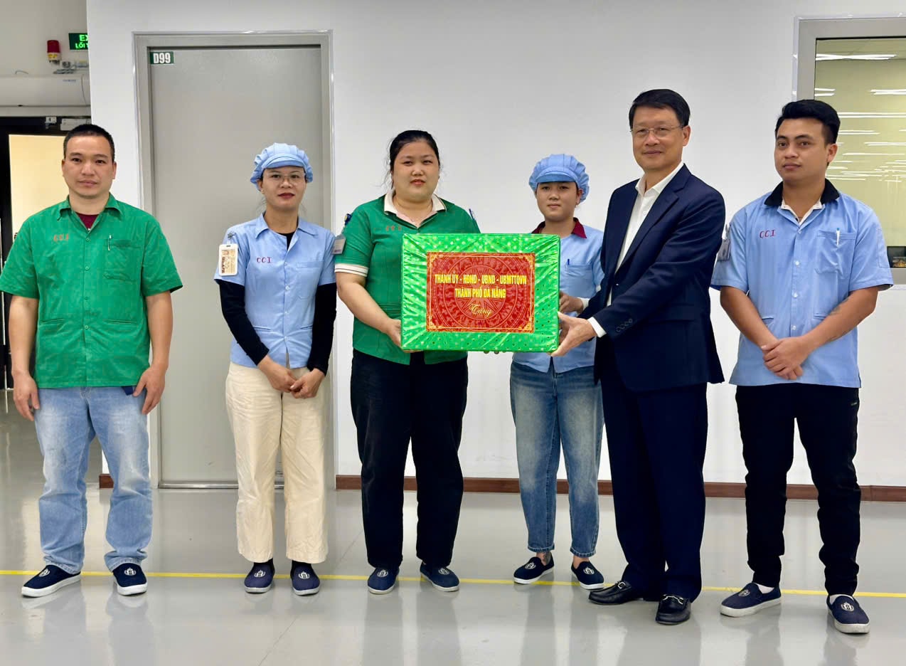 Phó Bí thư Thành ủy Ngô Xuân Thắng tặng quà động viên công nhân Công ty TNHH CCI Việt Nam. Ảnh: TRUNG HIẾU