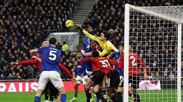 Thủ môn Senne Lammens rực sáng trong khung gỗ Man United