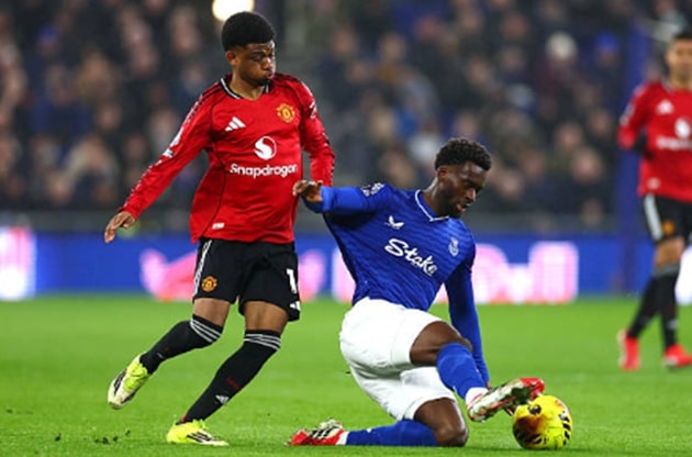 Amad Diallo gặp khó khăn trước sự áp sát của Everton