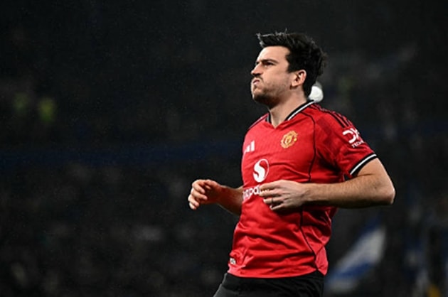 Harry Maguire hóa giải các đợt tấn công bóng bổng của Everton