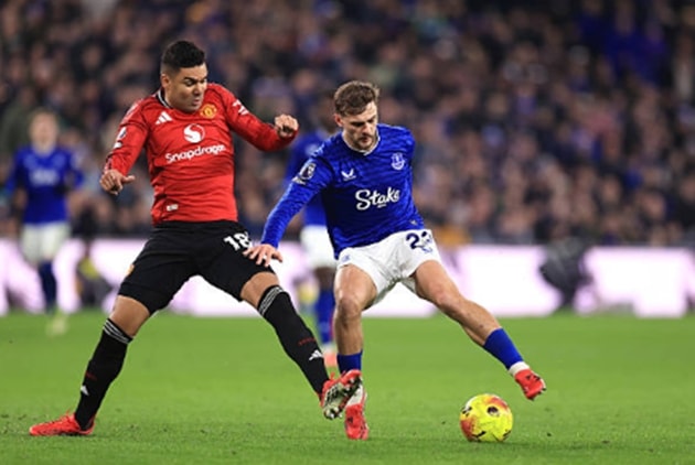 Casemiro đóng vai trò đánh chặn tại khu vực giữa sân