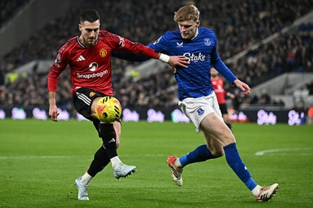 Diogo Dalot thi đấu năng nổ bên hành lang cánh phải
