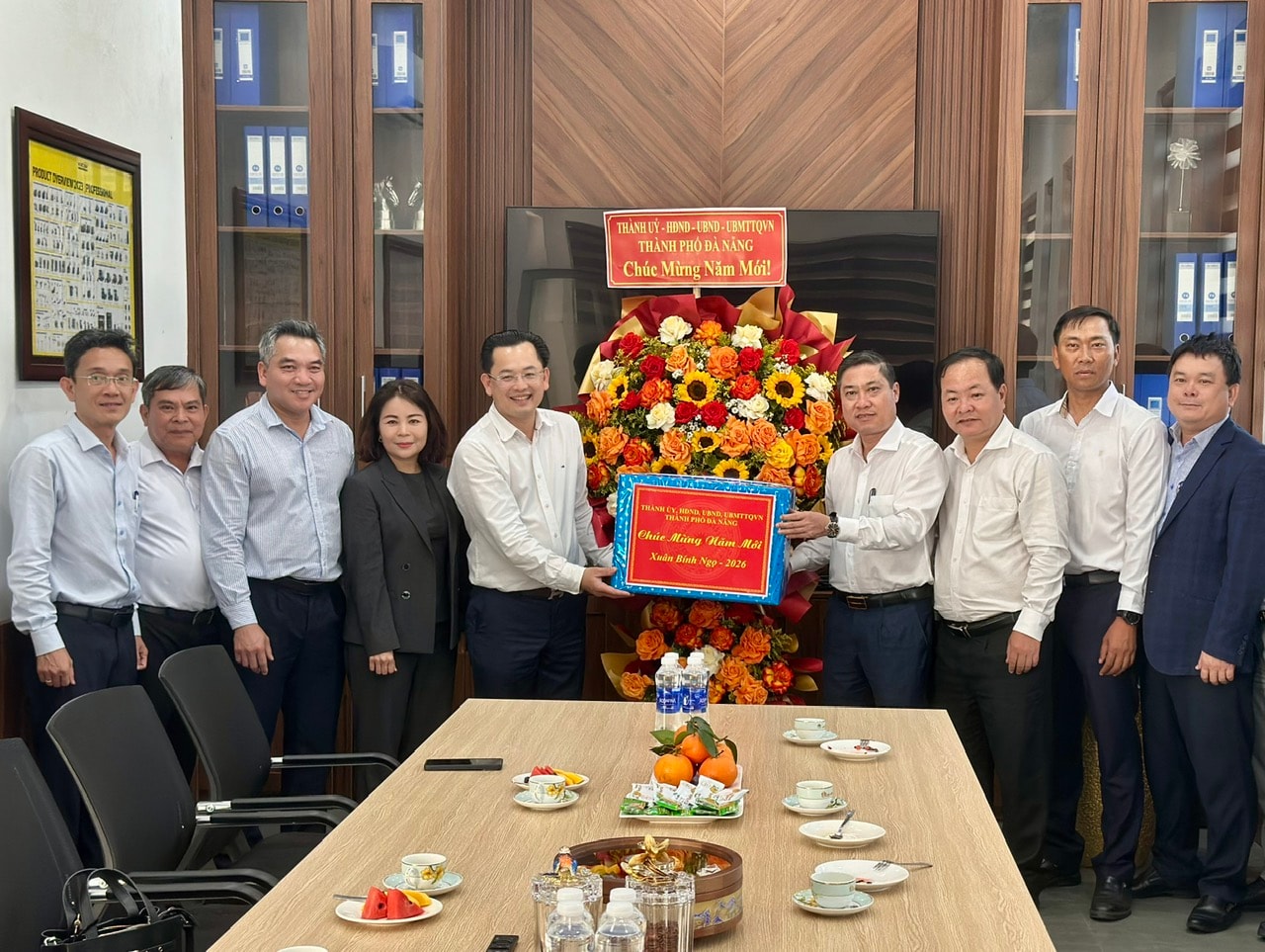 Phó Chủ tịch UBND thành phố Phan Thái Bình (thứ 4, bên phải sang) thăm Công ty Cổ phần Indusvalley Chu Lai. ẢNH XUÂN HIẾU