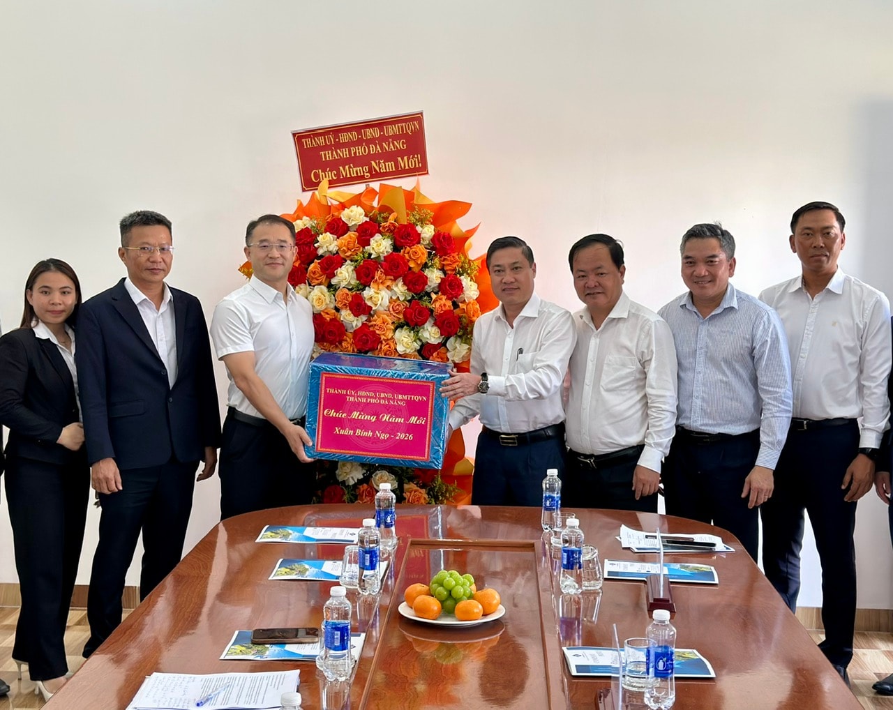 Phó Chủ tịch UBND thành phố Phan Thái Bình (thứ 4, bên phải sang) thăm Công ty TNHH MTV Phát triển kỹ thuật kính Ức Thịnh Việt Nam. ẢNH XUÂN HIẾU