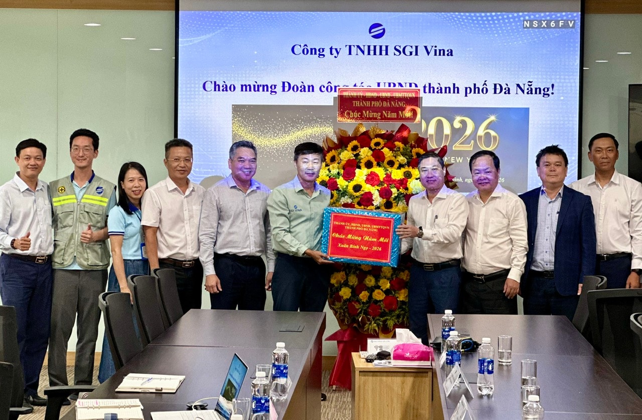 Phó Chủ tịch UBND thành phố Phan Thái Bình (thứ 4, bên phải sang) thăm thăm Công ty TNHH SGI Vina. ẢNH XUÂN HIẾU