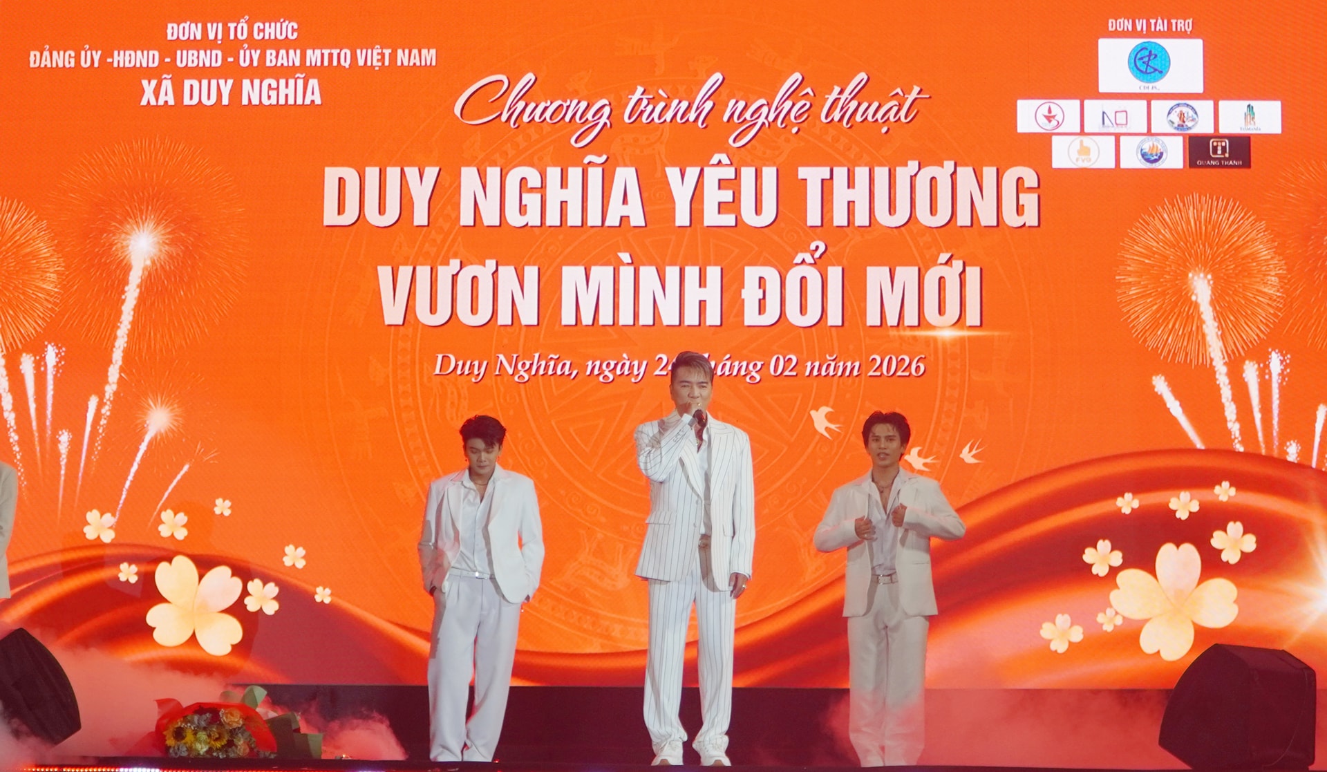 Chương trình nghệ thuật mừng xuân ở xã Duy Nghĩa với sự góp mặt của nhiều nghệ sĩ nổi tiếng.