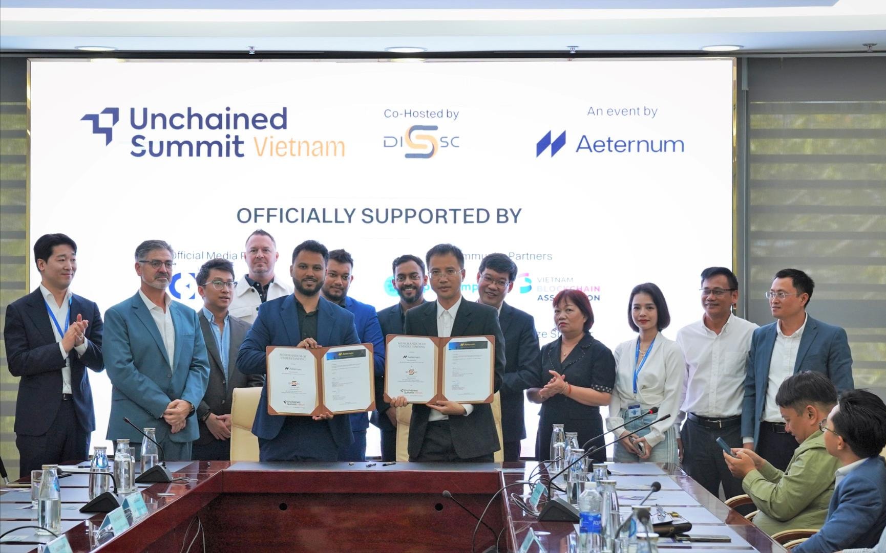 Trung tâm Hỗ trợ khởi nghiệp đổi mới sáng tạo Đà Nẵng và Công ty TNHH Aeternum Consulting ký kết biên bản ghi nhớ tăng cường hợp tác trong lĩnh vực đổi mới sáng tạo, tài sản số và các công nghệ mới. Ảnh: VĂN HOÀNG