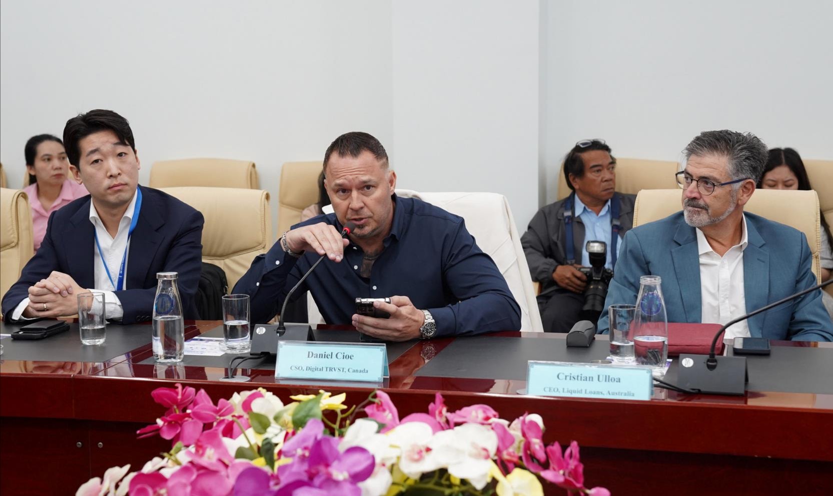 Các đối tác Dubai và nhà đầu tư quốc tế trao đổi tại buổi làm việc với UBND thành phố trong sáng 25/2. Ảnh: VĂN HOÀNG