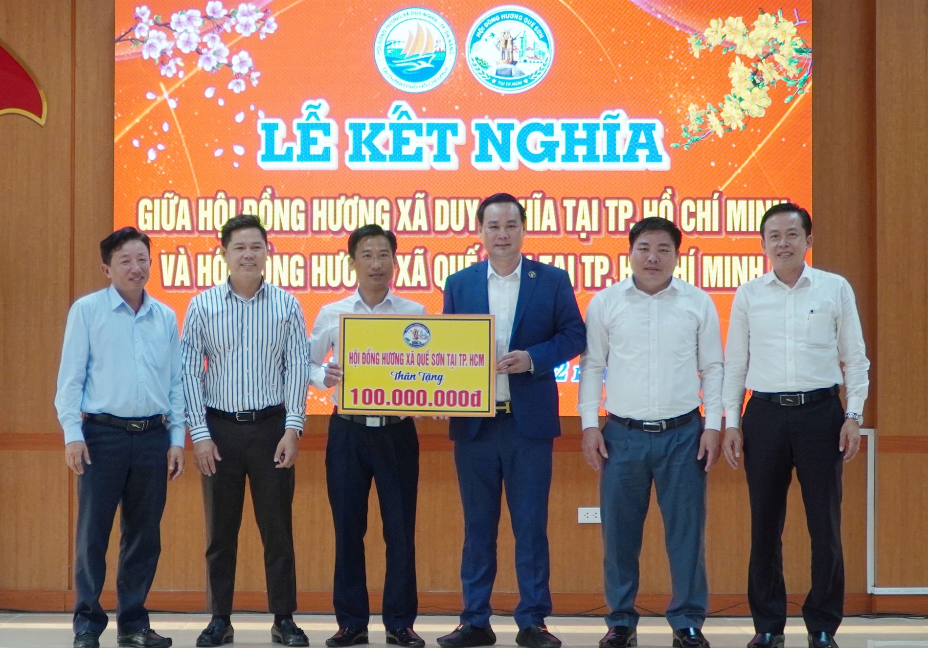 hoi-dong-huong-xa-que-son-tai-thanh-pho-ho-chi-minh-tang-100-trieu-dong-cho-quy-an-sinh-xa-hoi-xa-duy-nghia(1).jpg