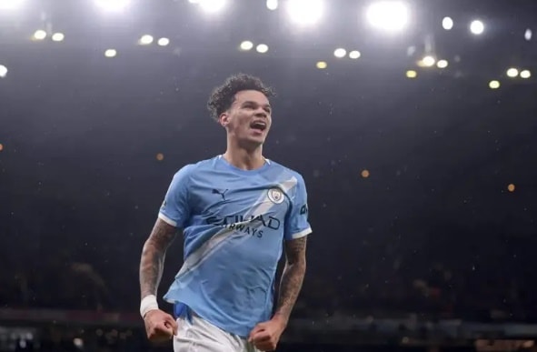 Nico O'Reilly thi đấu trong màu áo Manchester City