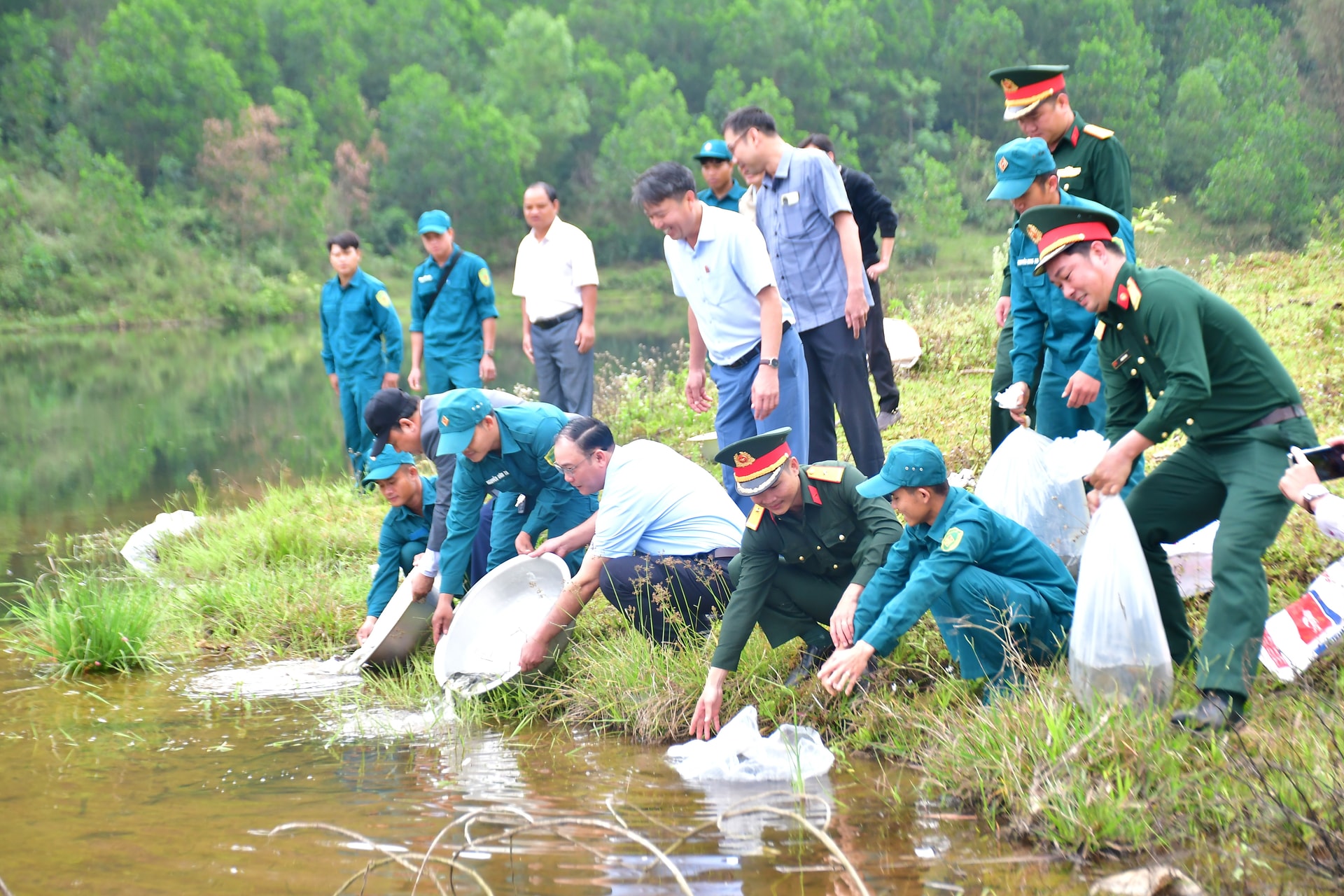 Hơn 3000 con cá giống gồm cá trắm, cá chép, cá rô phi… được cán thả xuống hồ Nước Rin nhằm bổ sung, tái tạo và nguồn lợi thủy sản tại chỗ. Ảnh: NGUYỄN BÌNH
