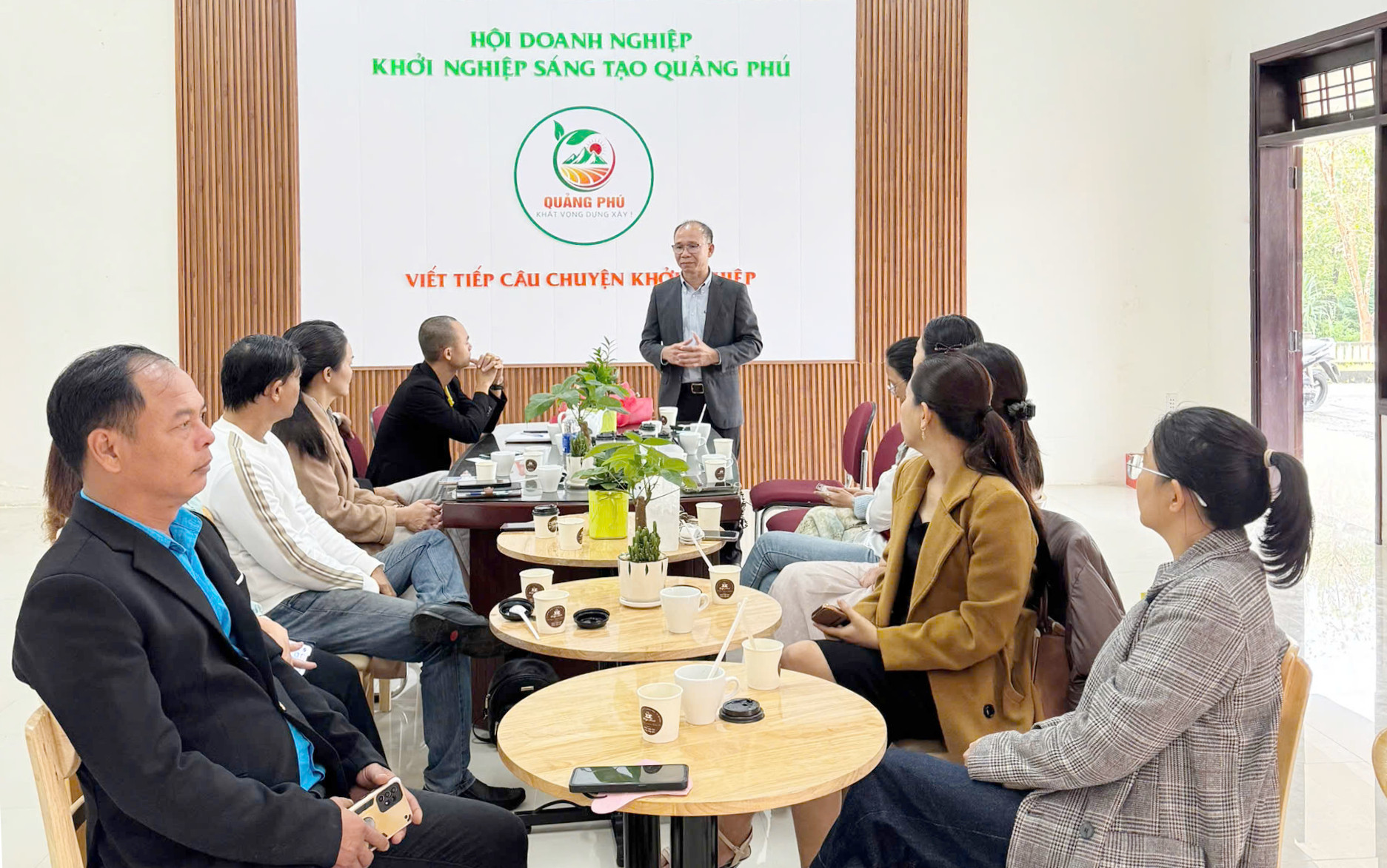 Lekcja 3 - Obraz 1 - Zakładanie i uruchamianie biur startupów pozytywnie wpływa na interakcję i wzajemne wsparcie między przedsiębiorstwami.