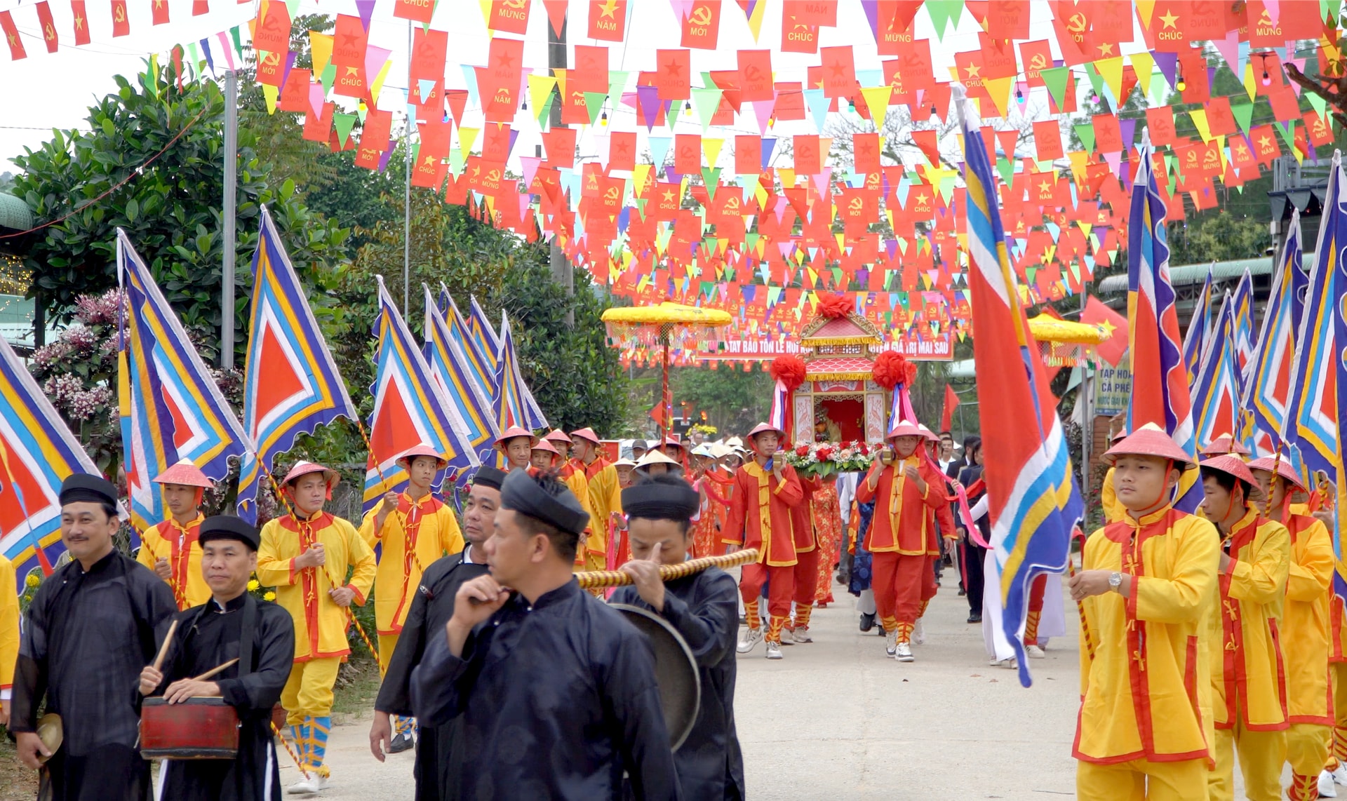 Locuitorii satului Nghi Son, comuna Que Son Trung, îndeplinesc ritualul de întâmpinare a zeității tutelare a satului și a altor zei venerați din pădurea Cam Mieu în casa comunală a satului.