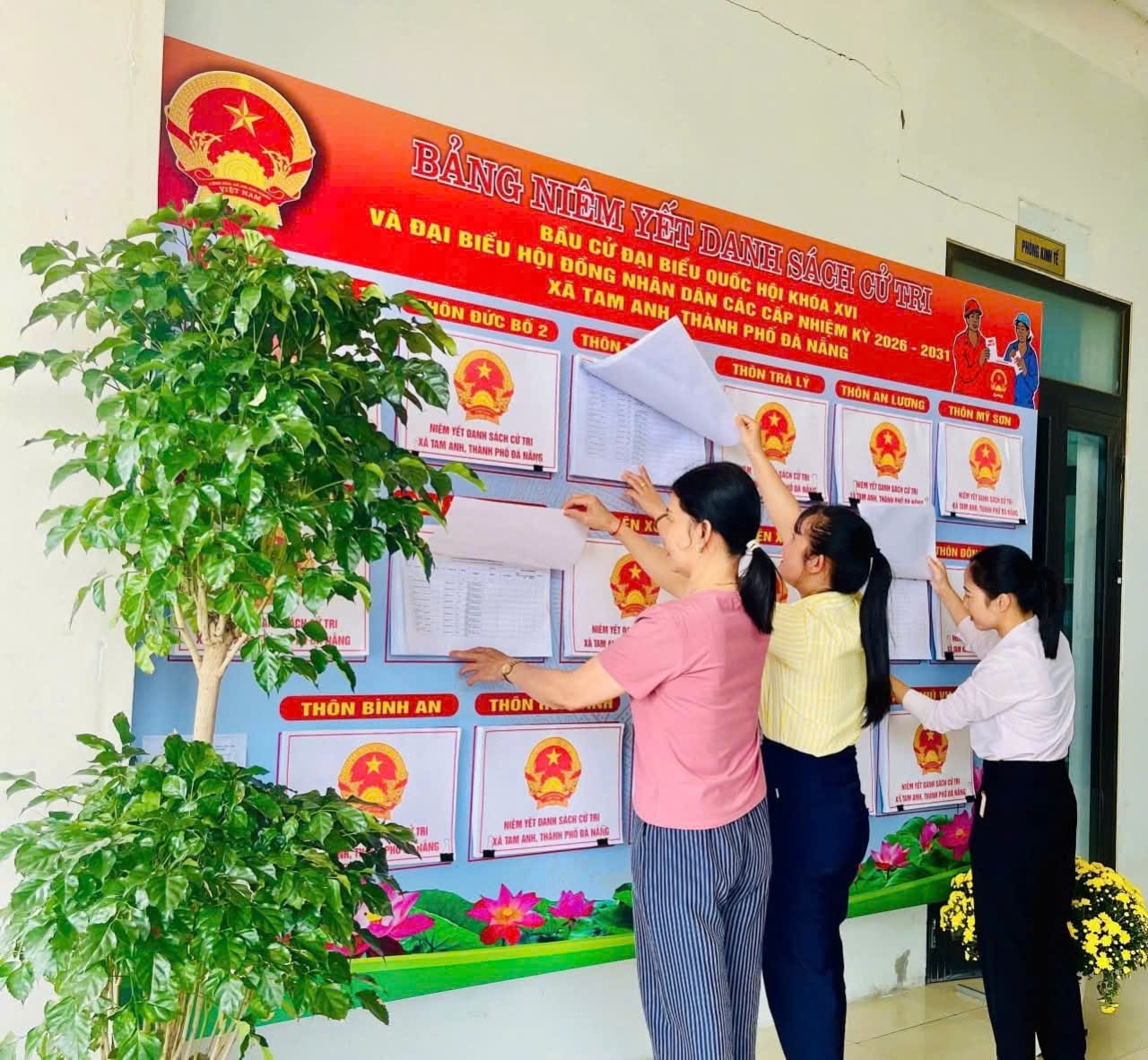 Xem niêm yết danh sách cử tri. Ảnh VĂN PHIN
