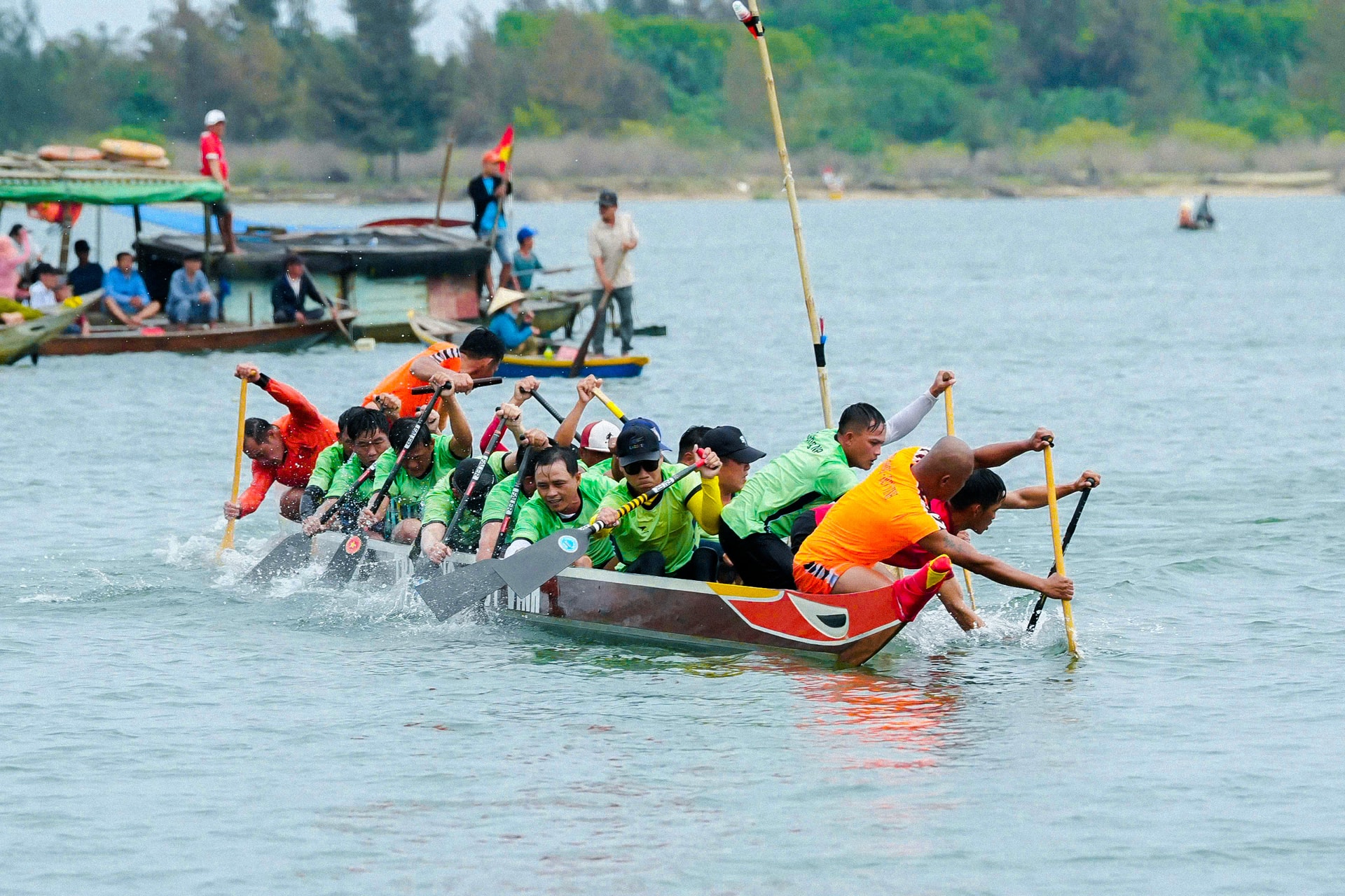 Lễ hội đua thuyền đầu xuân là nét đẹp văn hóa đặc trưng của cư dân vùng sông nước, món ăn tinh thần không thể thiếu vào mỗi dịp lễ, Tết.